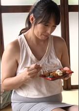 父親と離婚して一人になった母を支える倅は無防備にチラチラ見える乳首とオナニーで喘ぐ声に性欲が爆発！我慢出来ずに禁断の行為へと走る生ハメ交尾！