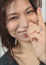 屈託のない笑顔が堪らない四十路奥様！顔に似合わずエッチが大好きな奥様は不倫相手だけでは物足りずＡＶ出演！中出しセックスでご満悦ー！