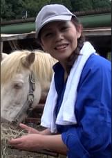 馬を7頭飼育してる酪農家の五十路熟女の欲求不満解消のAV出演!甘い喘ぎ声をあげてイキまくりの濃厚SEX!