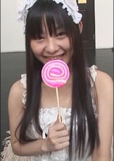 飴ちゃんが似合う無邪気でかわいい娘が小さい口でおっきな肉棒を咥えて口内射精！