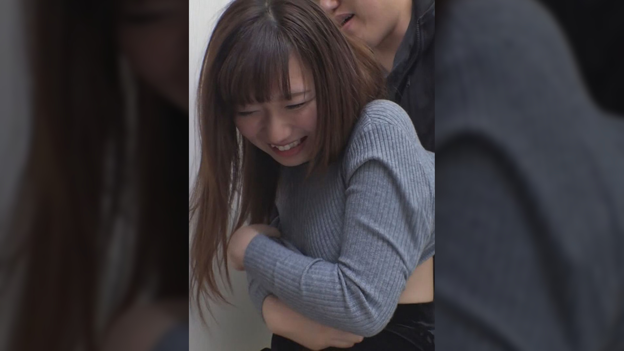 ガード固めの人妻さんですが、ブラジャーの下では乳首がフル勃起で待機中