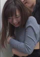 ガード固めの人妻さんですが、ブラジャーの下では乳首がフル勃起で待機中