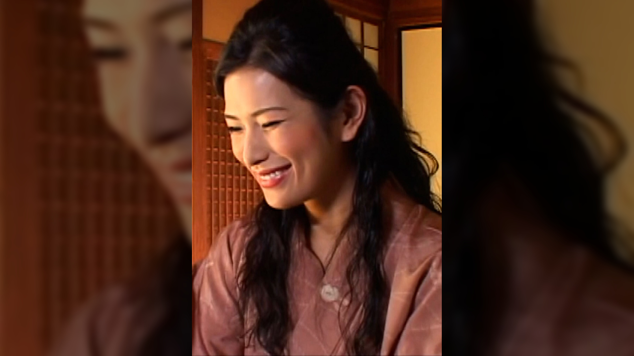 昭和初期の郊外の大地主の家で女中として奉公する娘。ある晩、若旦那夫婦に性の手ほどきをされ…。初めての経験に快感を覚える３PSEX！