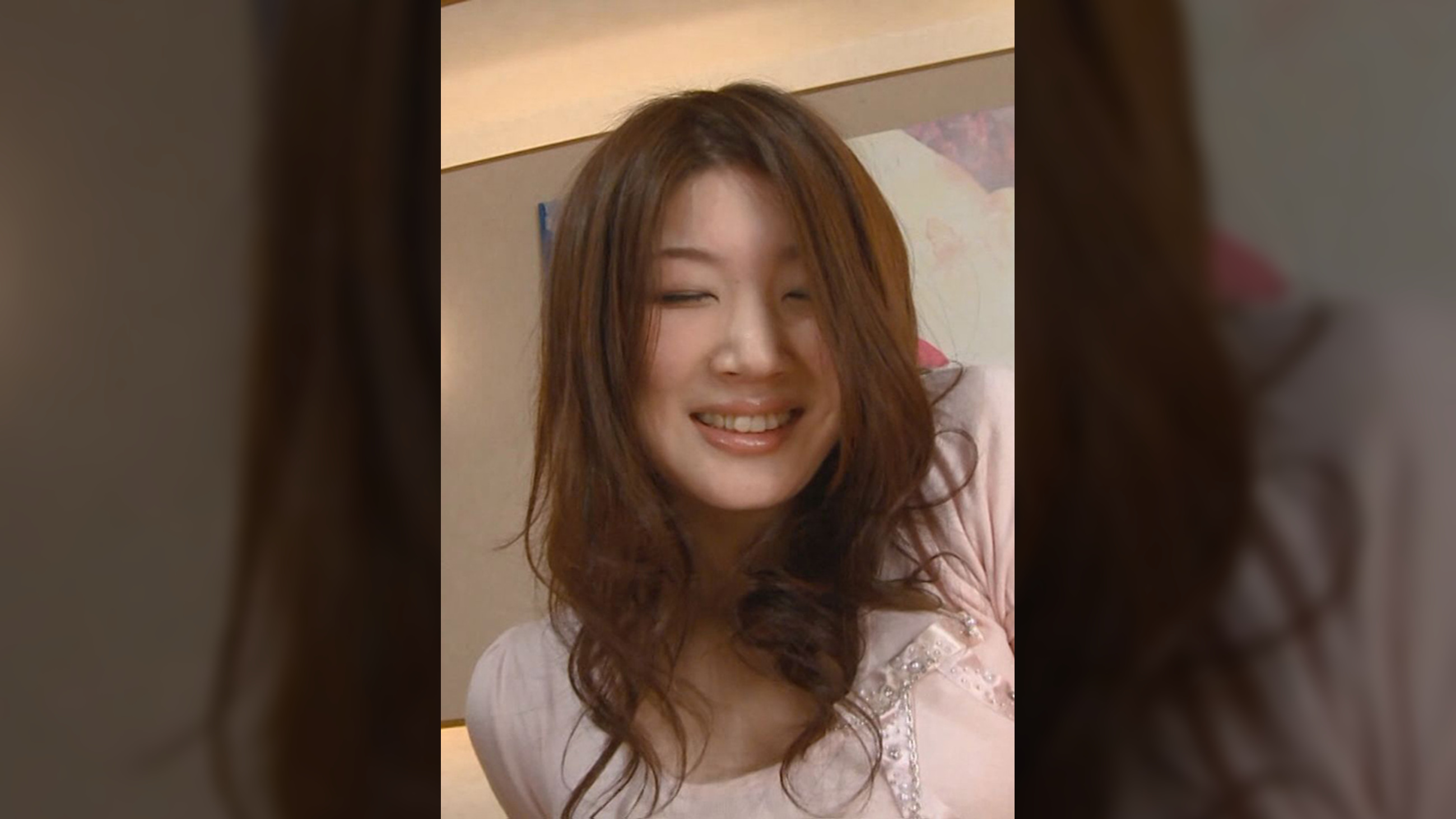 お淑やかで清楚な雰囲気を醸し出す素人奥様!色白で色素の薄い乳首を弱く触るだけでヌレヌレに!海外赴任中の旦那の事は忘れて中出しセックス!