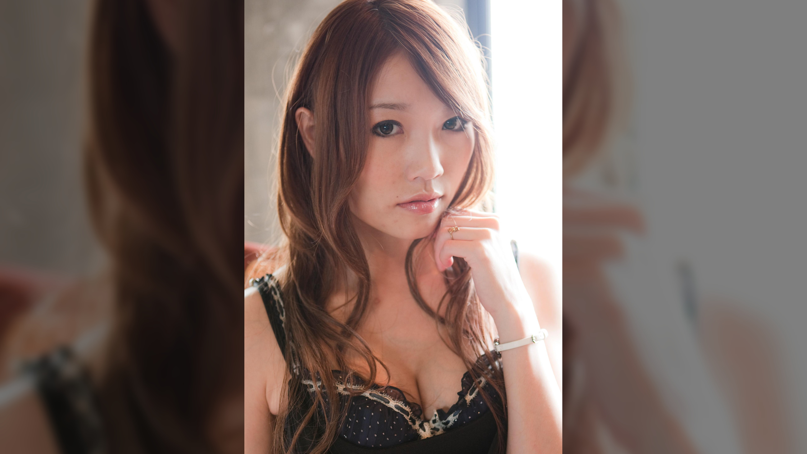 可愛いおねえさんが2穴で感じまくり!