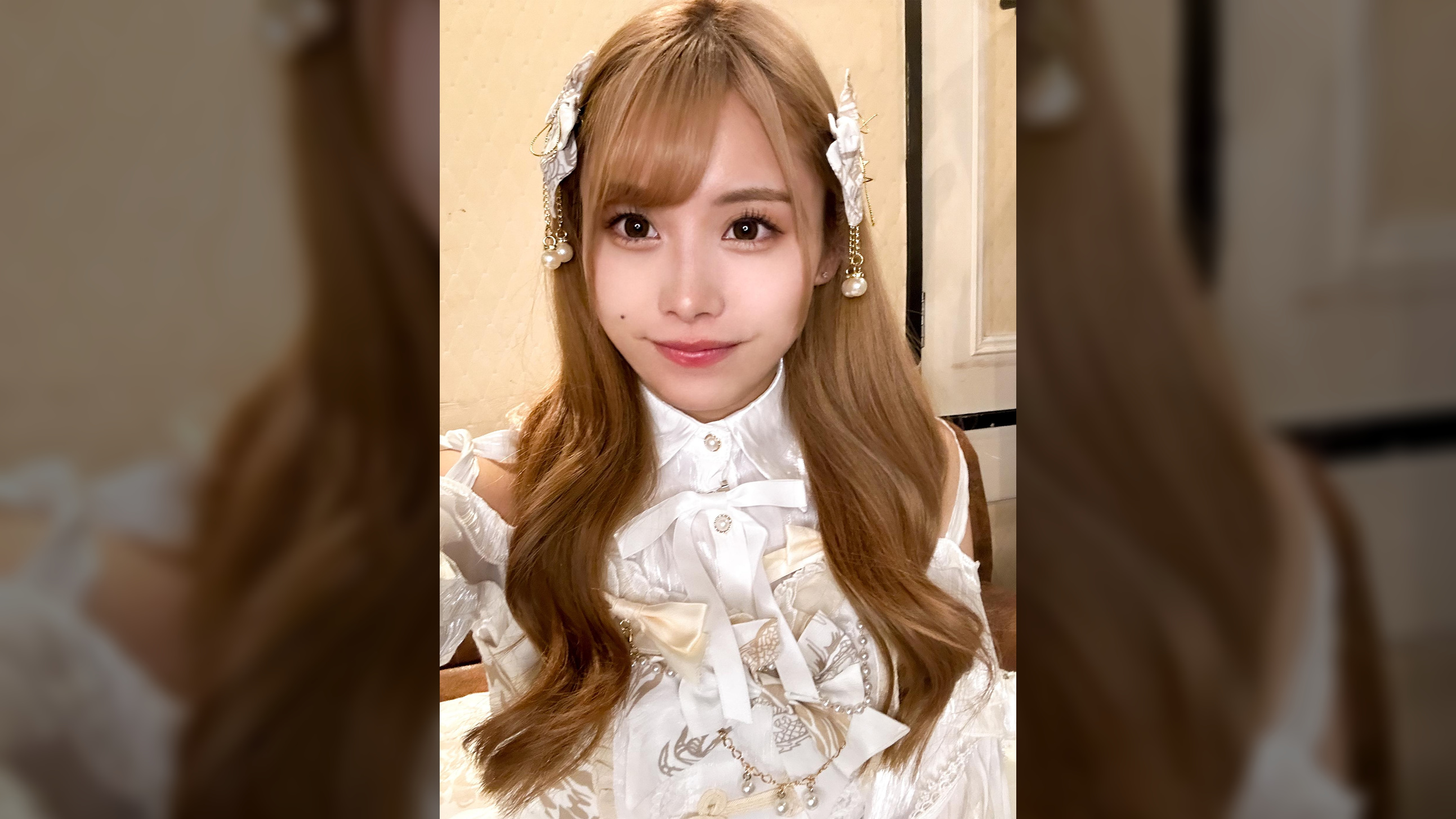 SNSで承認欲求を満たすエロギャル19歳！　●●コスプレの美少女へおパンツずらし挿入→コスプレドレスでおま〇こ広げて生中出し！！