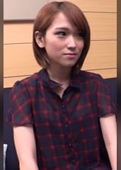 おじさんのためにセクシーな下着をつけてセックスの相手をするスレンダー美少女