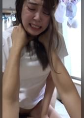 男2人に激しくヤられて涙目の汗だくセックス