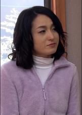 山間部に暮らす清楚な美熟女が旦那とのセックスレスで刺激を求めてAV出演。旦那に内緒で自宅でドキドキAVSEX！
