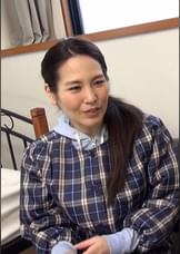 田舎で見つけた結婚20年の大人しい雰囲気の美熟女をインタビューとナンパしてホテルに…。ボディタッチで下着にシミを作ってイキまくり！
