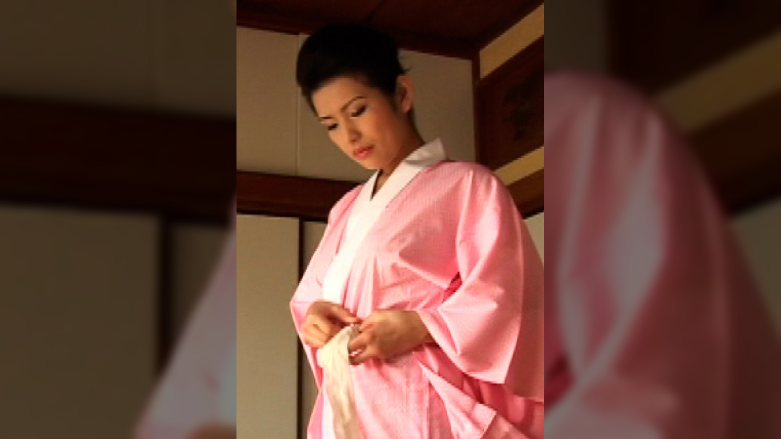 上司の妾の娘を後妻として迎え入れたが一切カラダを許してくれなかった…。一計を案じた夫の行動とは…。昭和初期を舞台にした狂乱淫靡劇場！