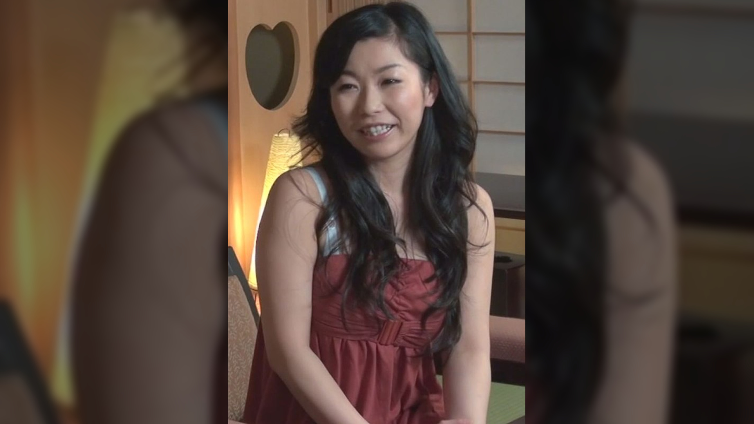 42歳スレンダー巨乳妻は娘さんの前で電マで刺激され身体に熱い火が灯る！