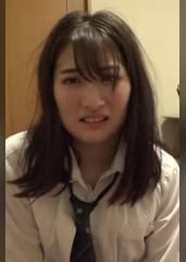 二本のチ〇ポを必死に頬張る!3PセックスのJK