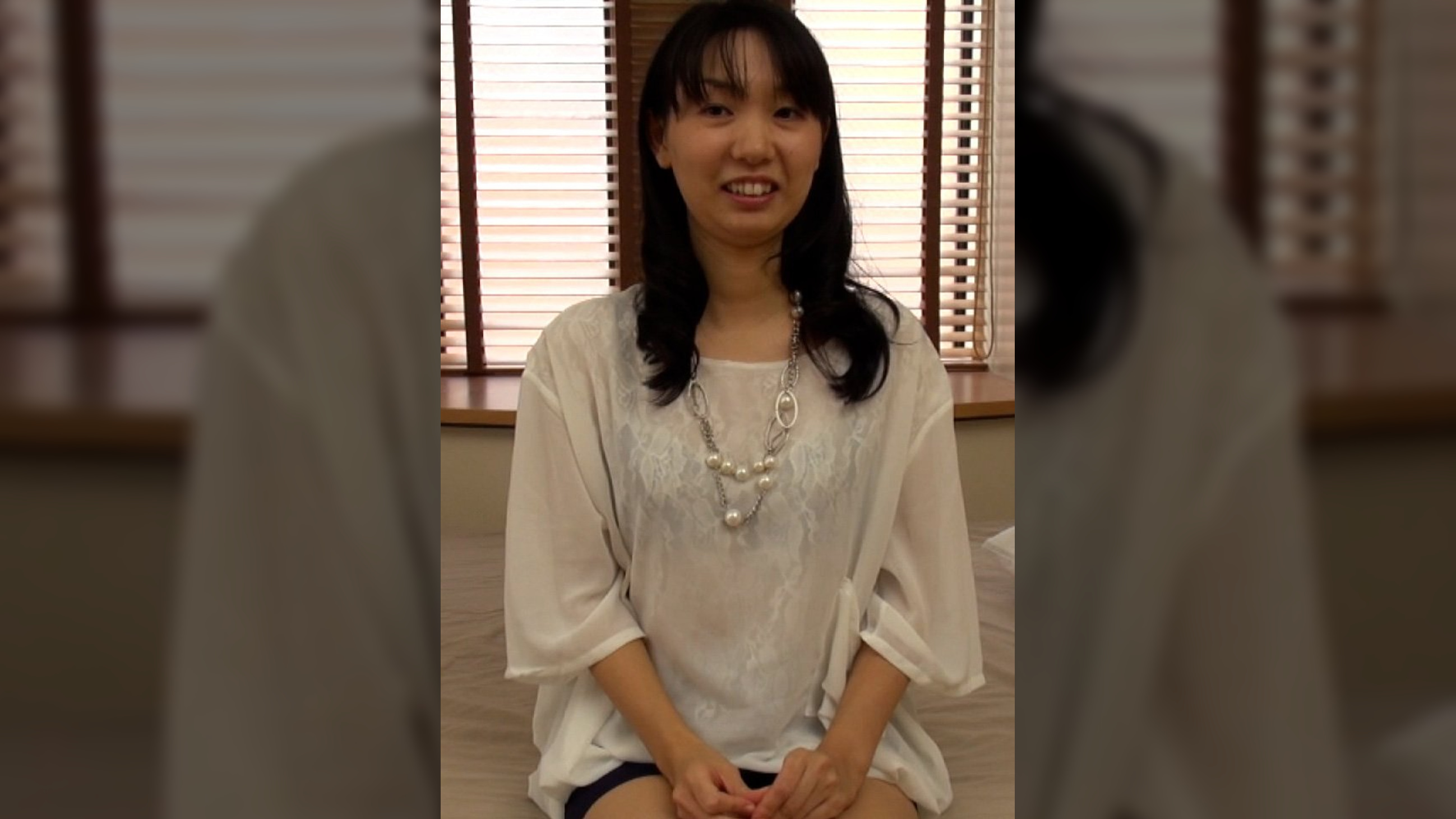 ミニスカートから延びる長い脚、スケスケのブラウスのスレンダー美熟女がカメラの前で痴態を晒す本能丸出し中出しSEX!