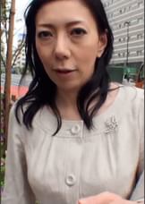 ごく普通の奧さんに昼ドラの試写とナンパして強烈にエロい映像を見せてみたら…。むっつりスケベな清楚系奥様と３P中出しSEX！