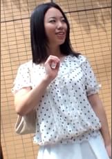 帰宅途中の清楚系若妻さんを商品開発のモニターとナンパ！AV鑑賞と大人のおもちゃで火照ったカラダに他人棒で激ピスの乱交SEX！