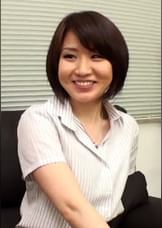 清楚な雰囲気のショートヘアーの美人奥様を商品開発のモニターとナンパして過激なAVを見てもらったら…。むっつり奥様と３P乱交中出しSEX！