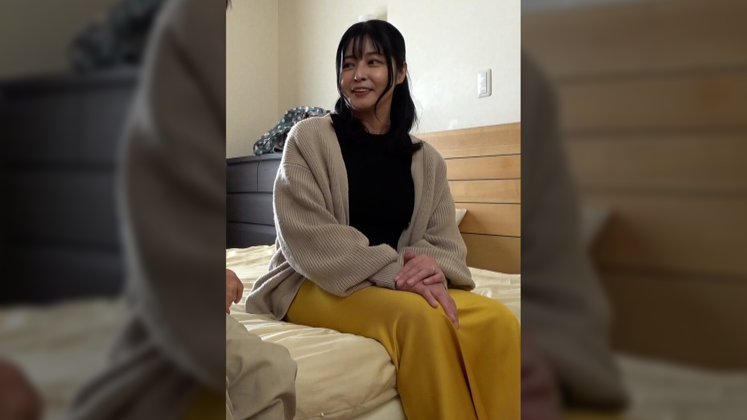 小さな商店街で買い物途中の普通の主婦をナンパして意気投合して勢いで自宅へ…。いつものベッドで他人棒に狂う素人熟女とハードFUCK！
