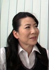 誰もいないオフィスで社長と残業中、優しい言葉をかけられながらカラダを弄られ股間を濡らす熟女と合意のセックス！