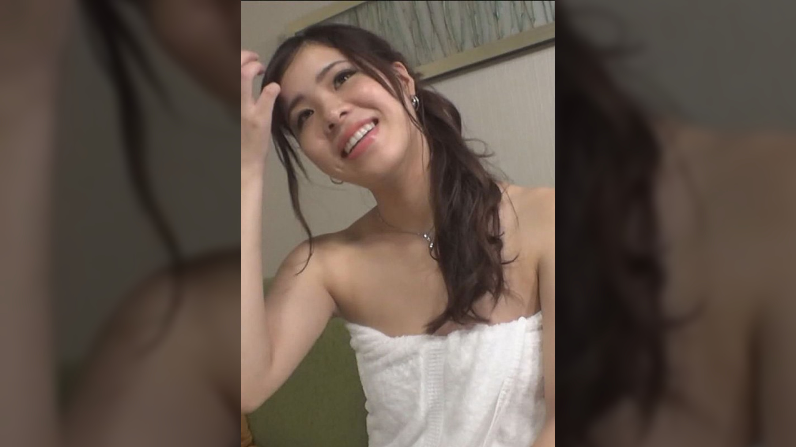 ビチャビチャ潮吹きイキまくる欲求不満の24歳の美人妻！