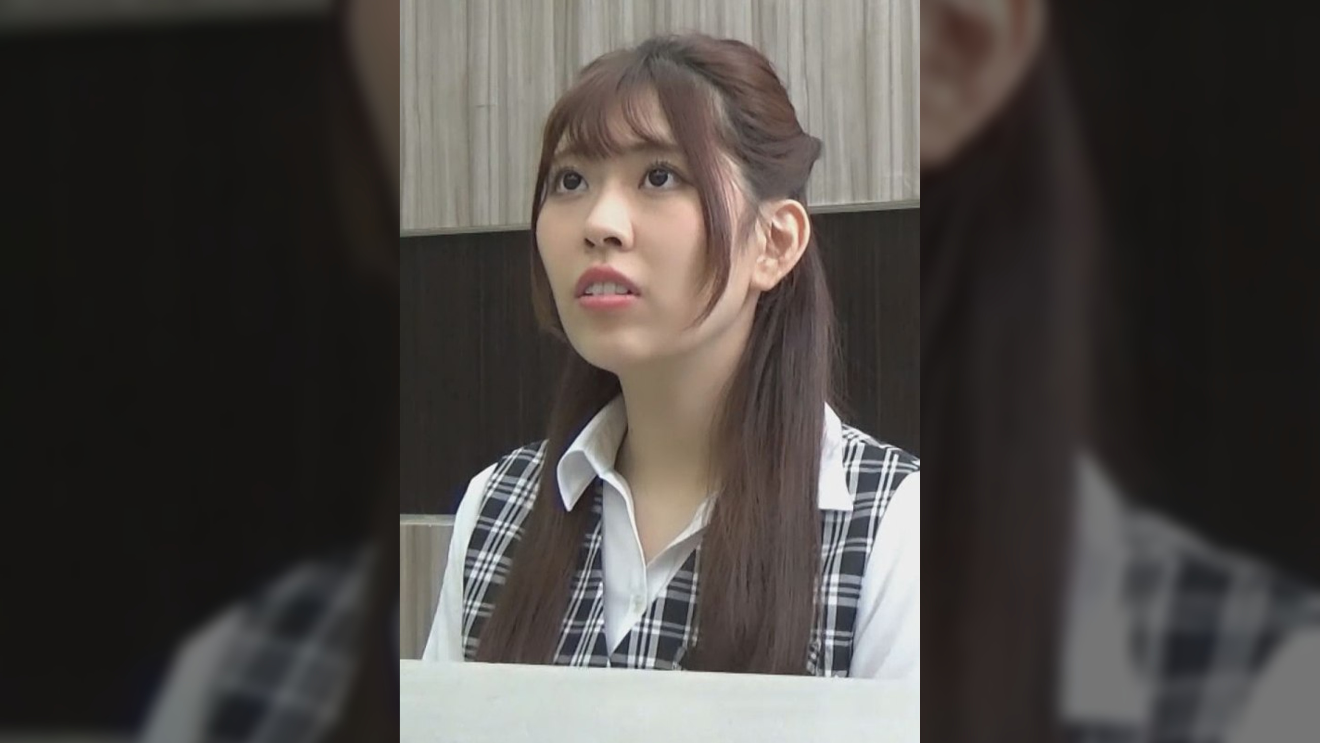 快楽と恐怖の波状攻撃！受付嬢のカウンターの下に潜む男の悪行！
