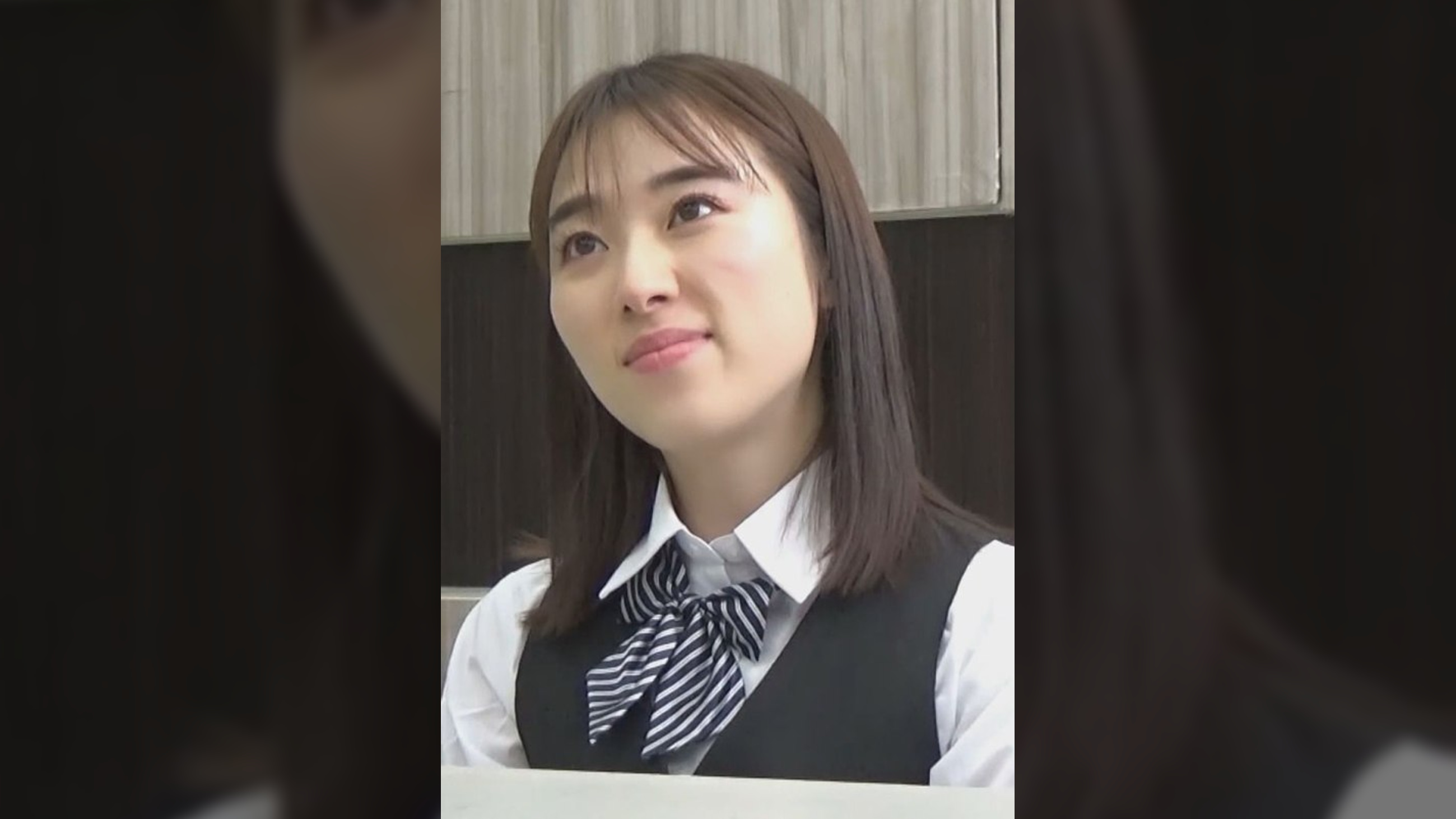 手で押さえても漏れ出す喘ぎ声!受付嬢のカウンターの下で彼女をまさぐる怪しい男!