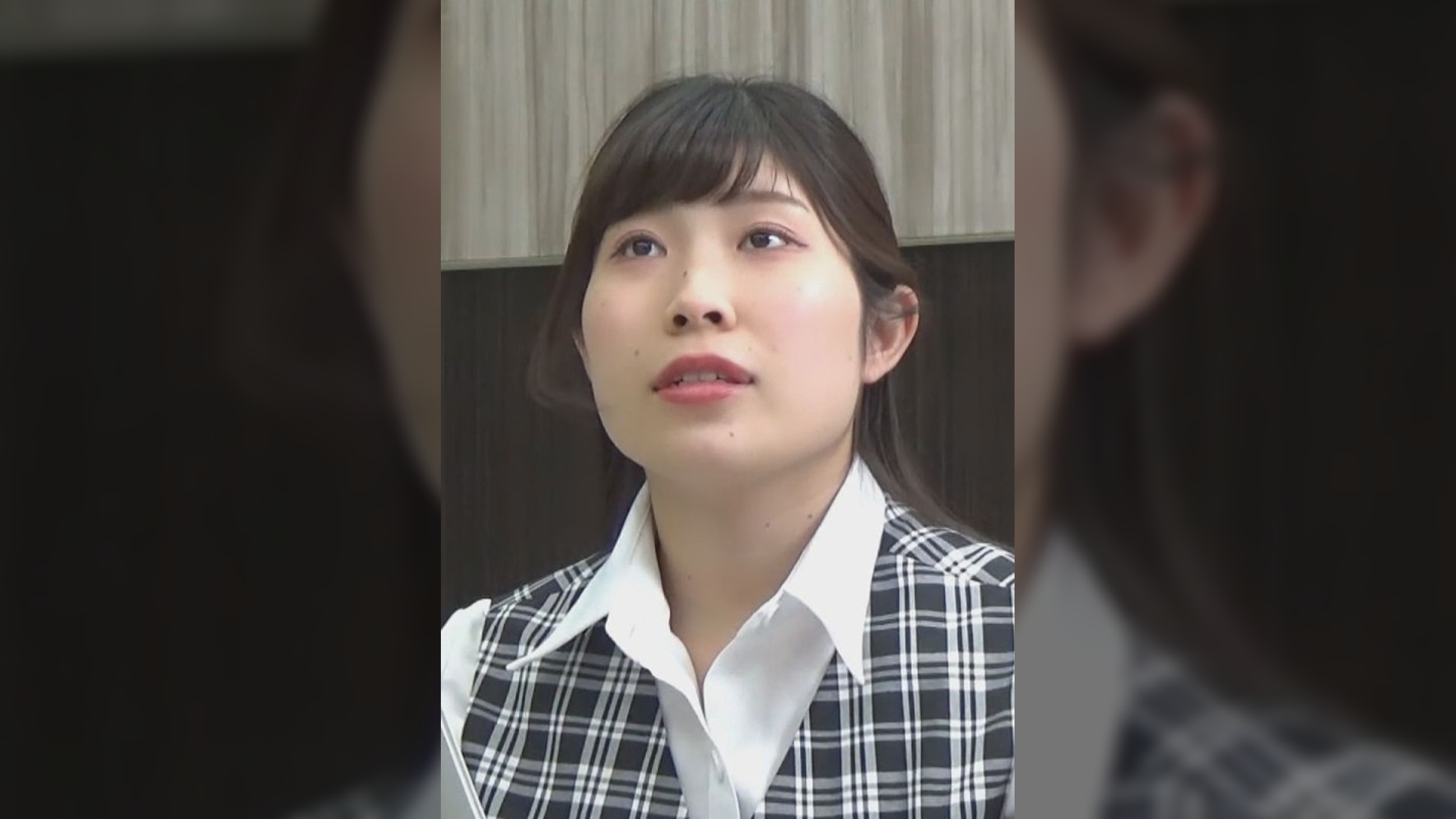 受付嬢を狙う男の凶行!カウンターの下から愛撫され感じ始める受付嬢の喘ぎ声!