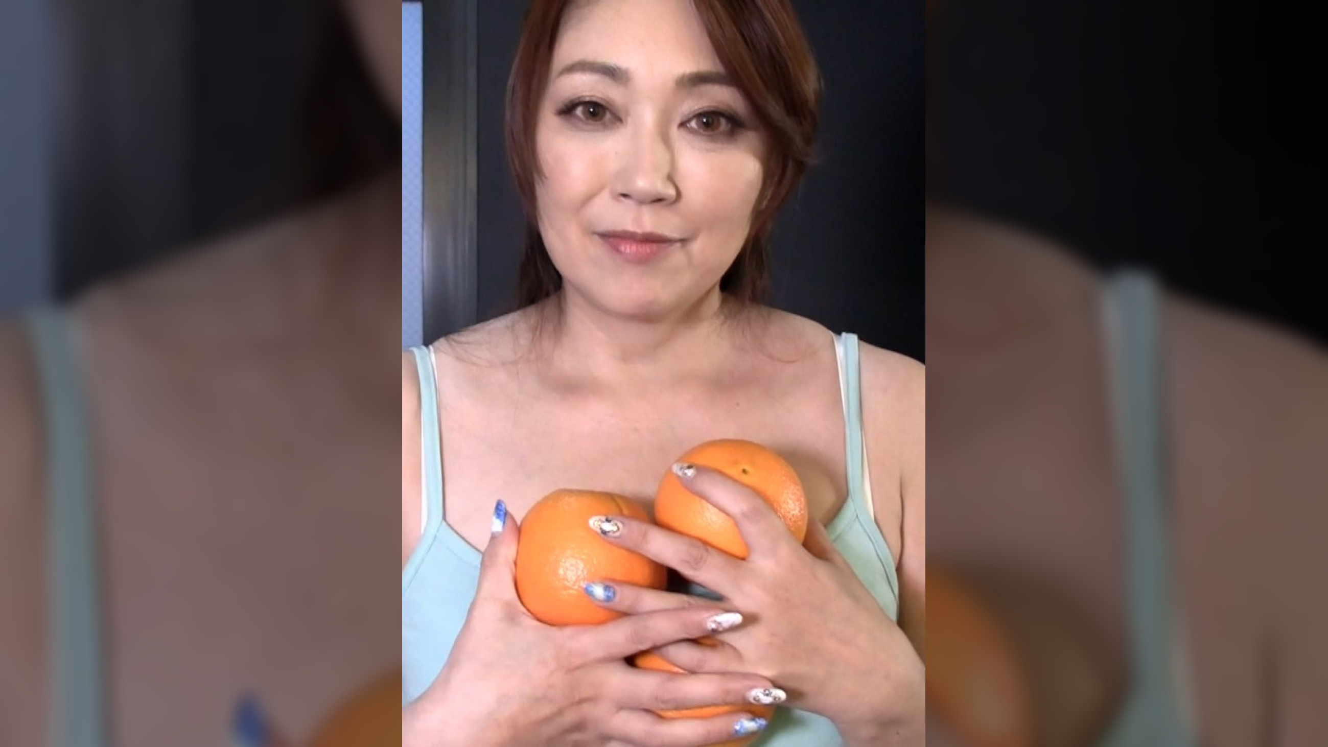 ミニスカタンクトップ姿の欲求不満のお隣の巨乳奥さん!勃起肉棒に目を輝かせてイキまくる痴女セックス!