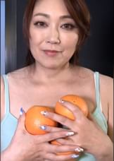 ミニスカタンクトップ姿の欲求不満のお隣の巨乳奥さん!勃起肉棒に目を輝かせてイキまくる痴女セックス!