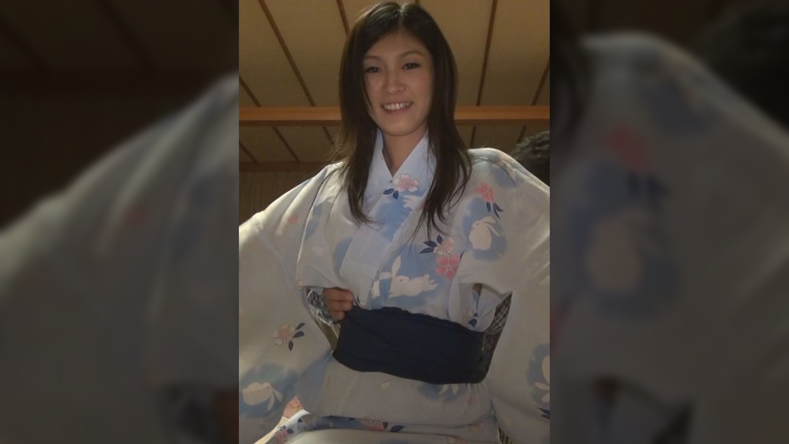 温泉ナンパ！浴衣に着替えたスレンダー妻が満面の笑みで男にまたがる！