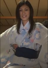 温泉ナンパ！浴衣に着替えたスレンダー妻が満面の笑みで男にまたがる！