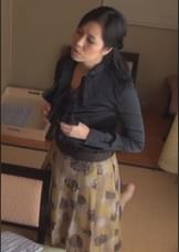 「娘が居るから！」娘のすぐ横で声を我慢！美人熟女と大胆夜更けのSEX
