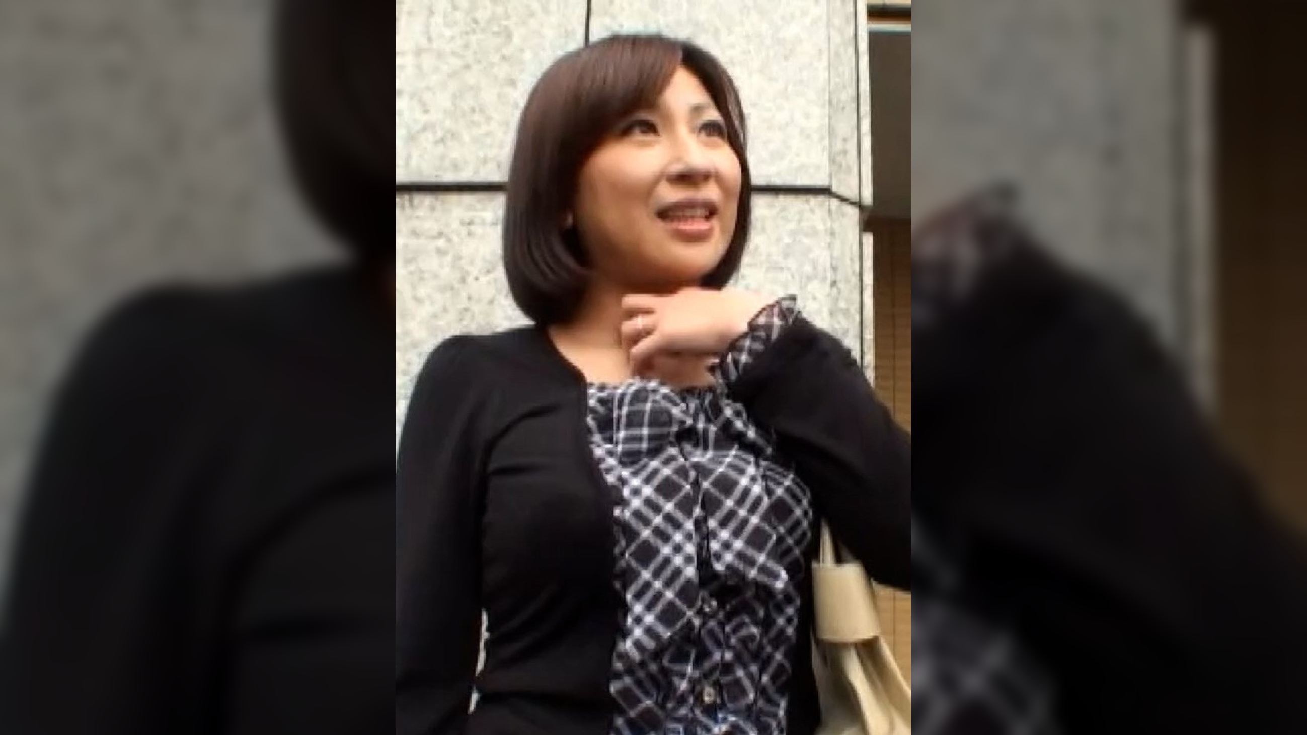 街行く清楚な巨乳奥さまをナンパして商品モニターをお願い！大量のアダルトグッズに興味津々の奥様となし崩しの乱交中出しセックス！