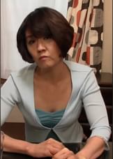 隣の奥さんがエロ過ぎて…。玄関開けたら即フェラ!欲求不満奥さんと我慢できずに濃厚中出しセックス!
