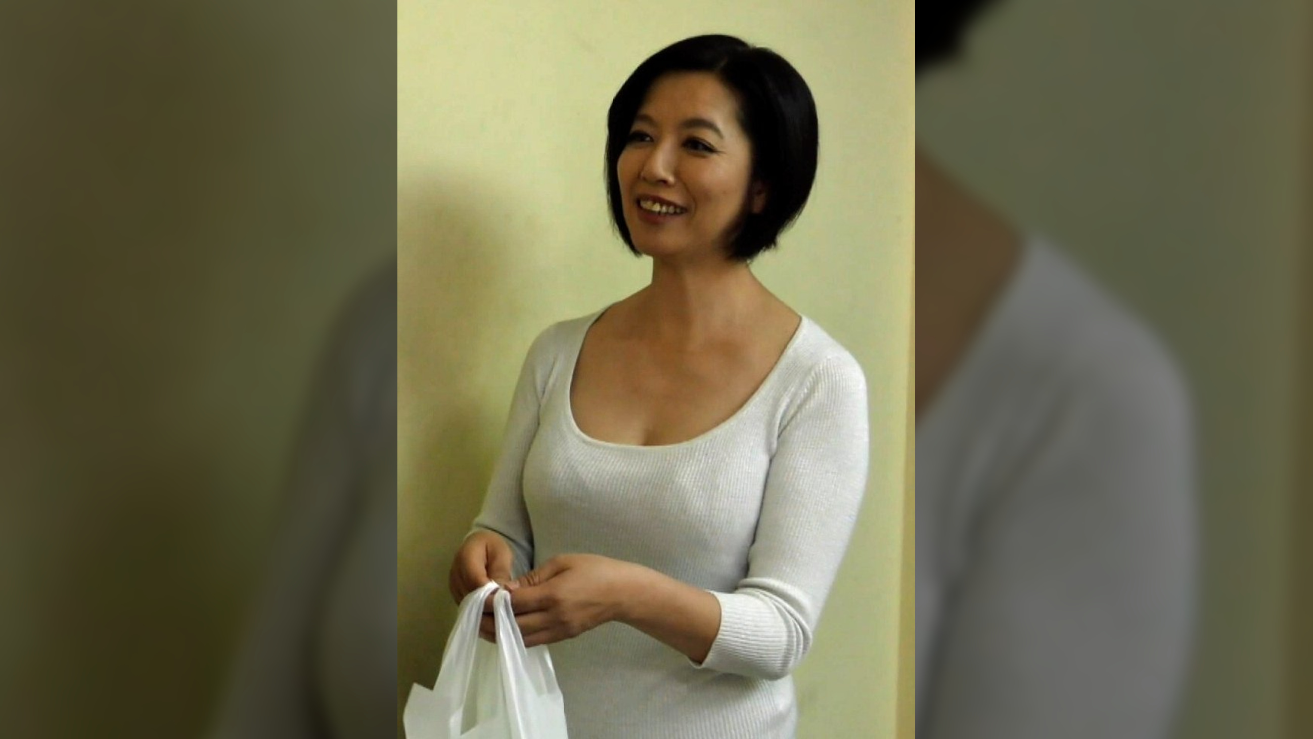 胸の谷間を強調してお隣のご主人を誘惑するエロ過ぎ奥さんと玄関先で生ハメ淫乱痴女セックスでイキまくり！