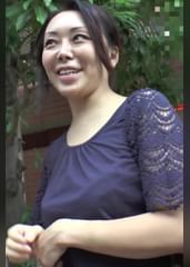 電マで愛液ぐっしょり。感じやすいむっちり熟女!
