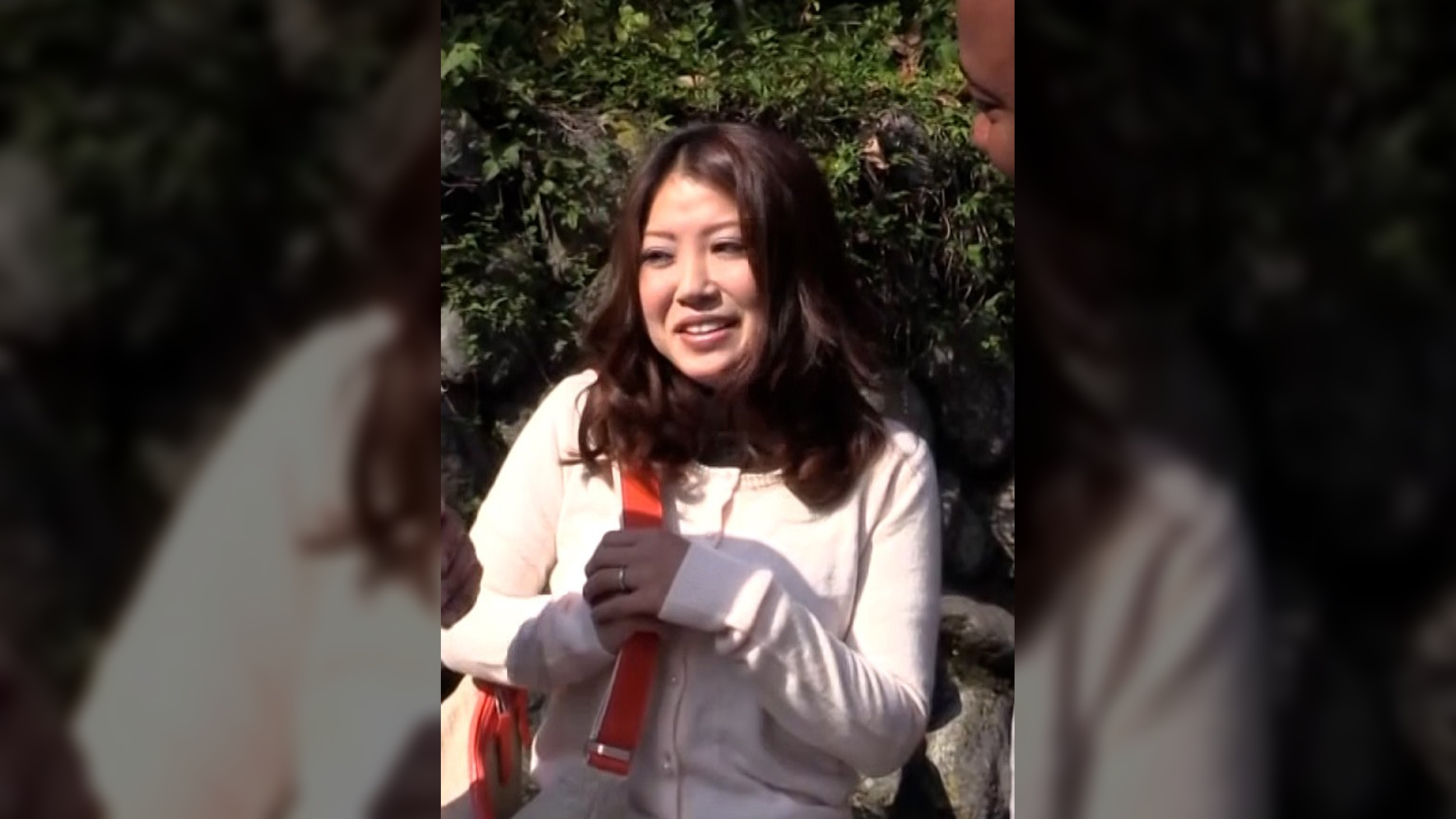 里帰り中の結婚3年目の奥様を田舎道でナンパ！黒人デカマラに興味津々の熟女に即ハメ中出しセックス！
