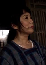 ポツンと離れた大きなお家で独り身の熟女が欲求不満に耐え兼ねAVに応募!一見真面目な地方のおばさんの痴態交尾!