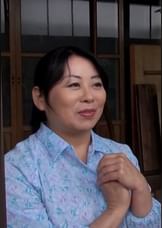 田舎で慎ましく暮らす熟れ頃熟女が日々の欲求不満に耐えかねてAV出演。痴態を晒して快感に没入する初撮り中出しセックス!