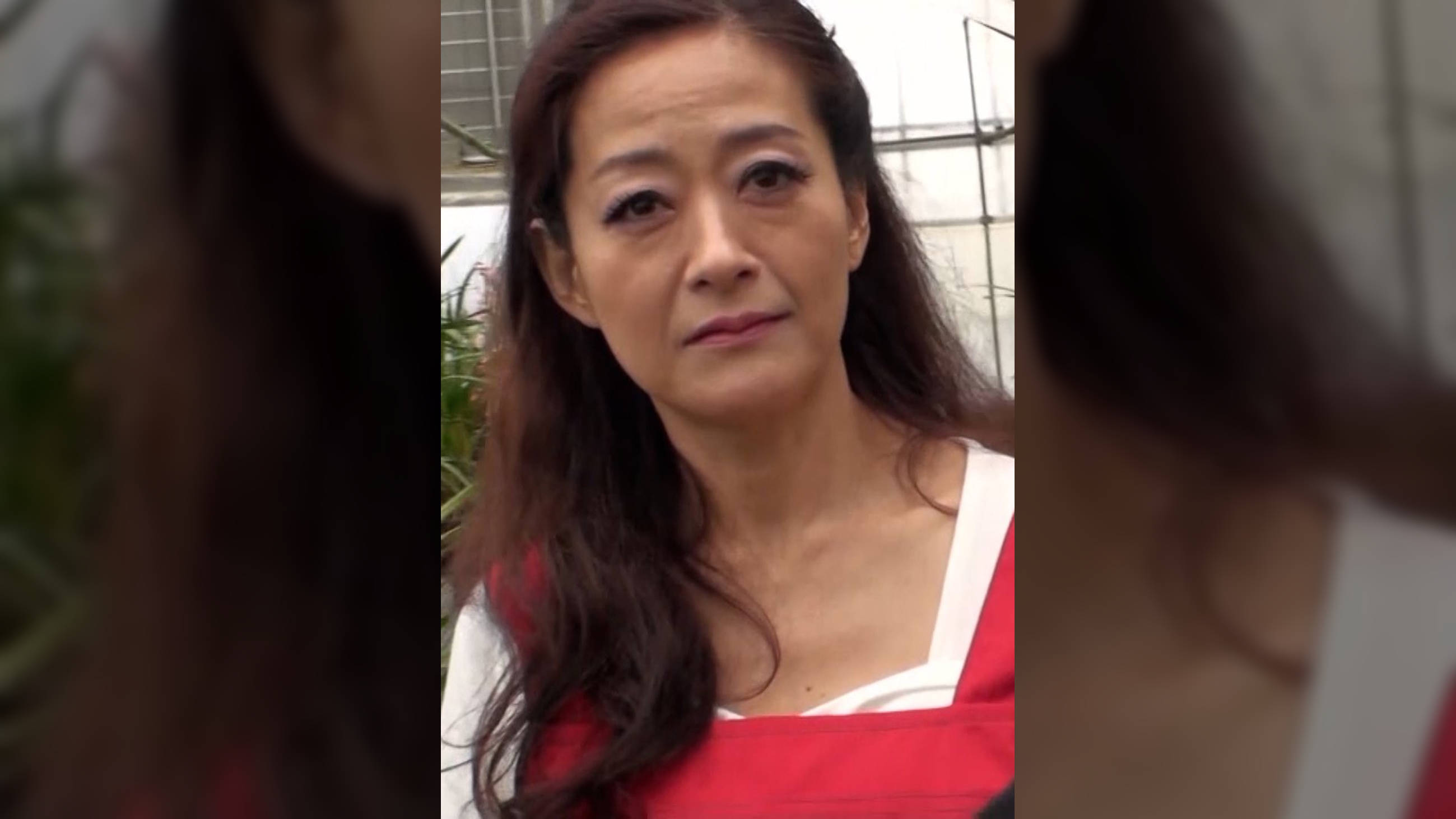 旦那さんは海外に長期出張中で欲求不満を解消する為にAVセックスを選んだ一見真面目で清楚な熟女が本能丸出しで痴態を晒す！
