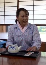 立派な田舎の一軒家に一人暮らす欲求不満の未亡人熟女。農業の副業でAV女優を目指す淫乱初撮り乱交セックス！