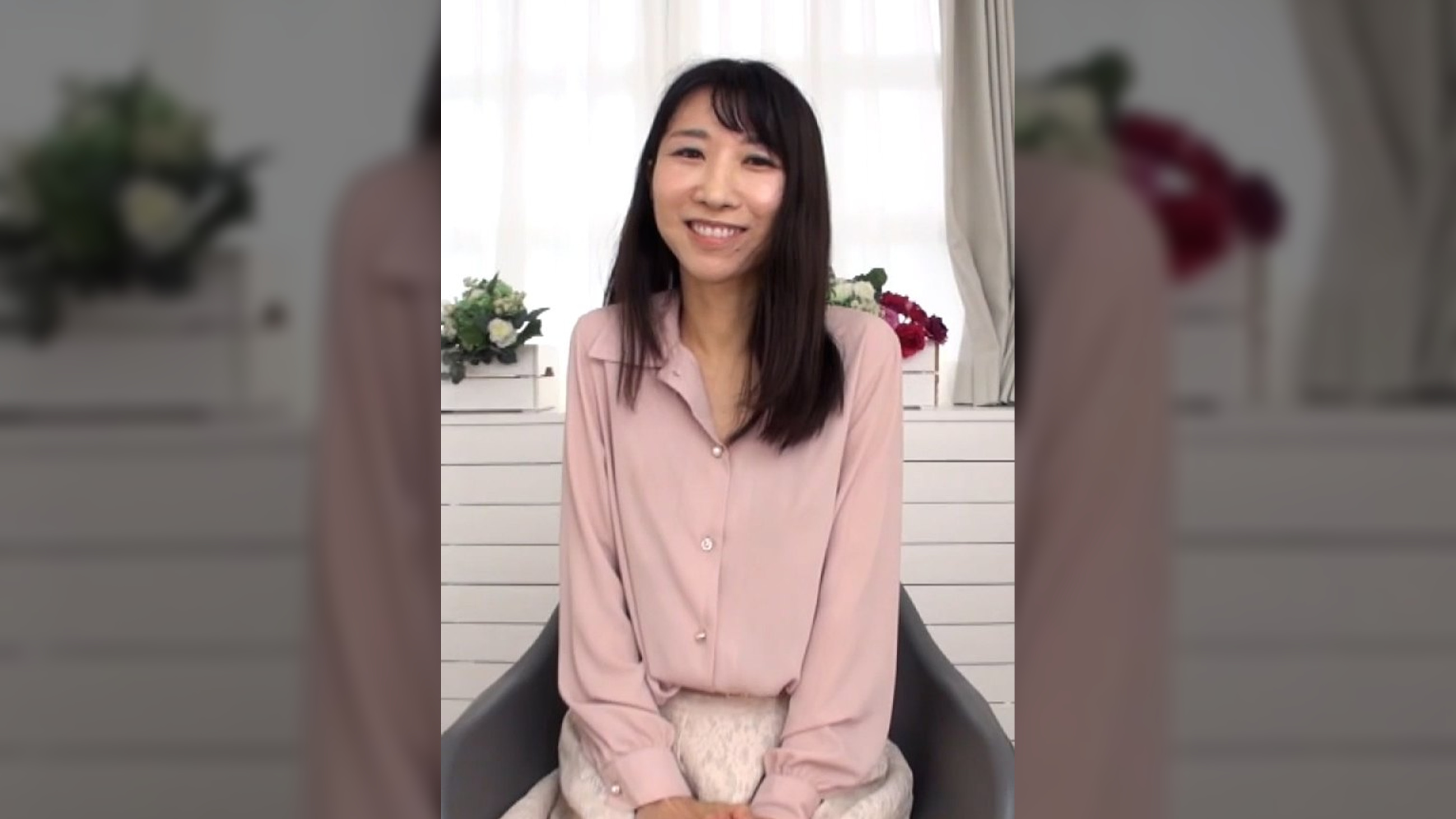 清楚でおとなしそうな顔をしたスレンダー熟女さん、最近マッチアプリで若い肉棒に嵌り勢いあまってAV出演で若い男優と中出しセックス！