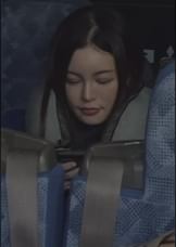 深夜のバスに現れる卑劣な男！狙われたワンピースの色白美人！