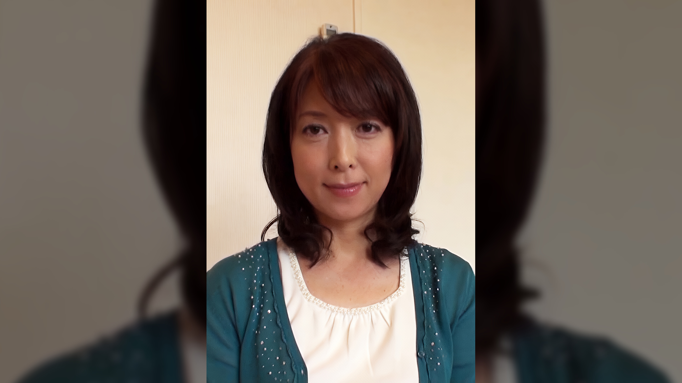 五十路のちっぱい美尻美熟女