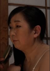家の修繕で来ている業者の男に組み敷かれ力強いセックスに溺れて行く還暦熟女！