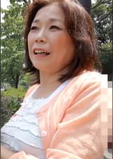 閉経した還暦熟女はプライベートでもお盛んで中出し三昧!もっと刺激的なセックスがしたくてと初撮りAVに挑戦!本能丸出しでイキまくる!