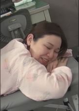 エロ整体師の肉棒マッサージの虜！豊満ボディを震わせてイキ果てる女性患者！