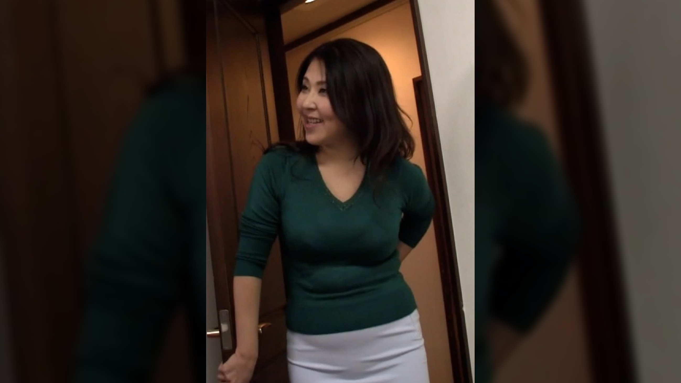 借りて来た熟女AVを母に見つかり一緒に見る事に…。愚息の成長した股間にムラムラする母と禁断の淫乱ファック！