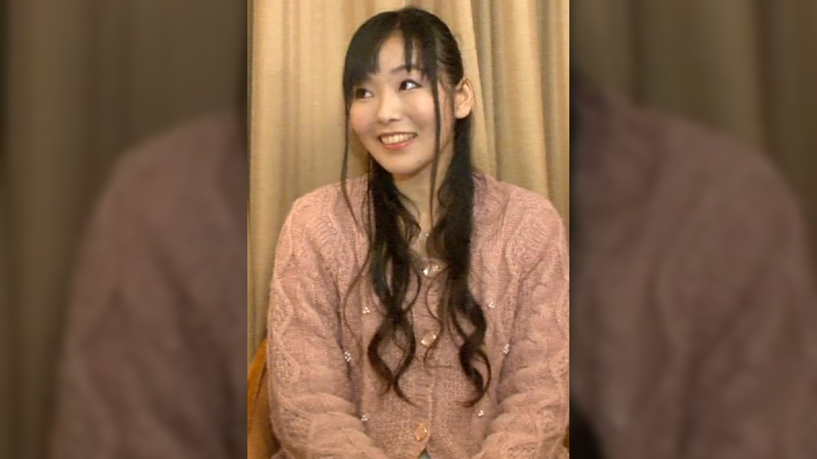 ハーフアップのこの奥さん、清楚そうに見えて実は若い頃はヤリマン。雰囲気に流されて娘の前で経験人数を増やしてしまいました。