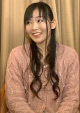 ハーフアップのこの奥さん、清楚そうに見えて実は若い頃はヤリマン。雰囲気に流されて娘の前で経験人数を増やしてしまいました。